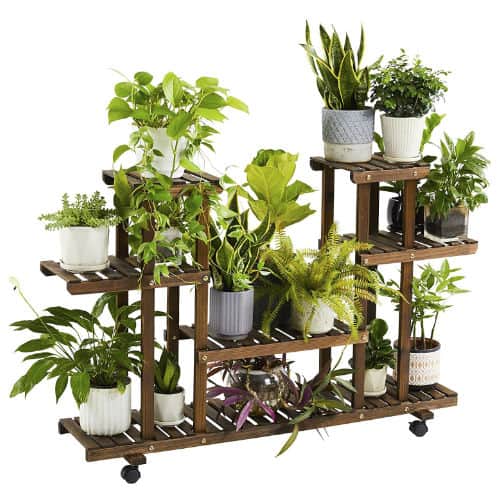 Scaffale in legno con rotelle per piante